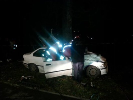 Accident în Mamaia: O tânără a intrat cu BMW-ul într-un copac
